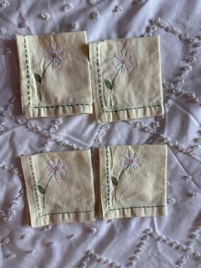 Vintage Embroidered Daisy Cloth Napkins Set of 4 Cotton Table Linens Cottagecore
